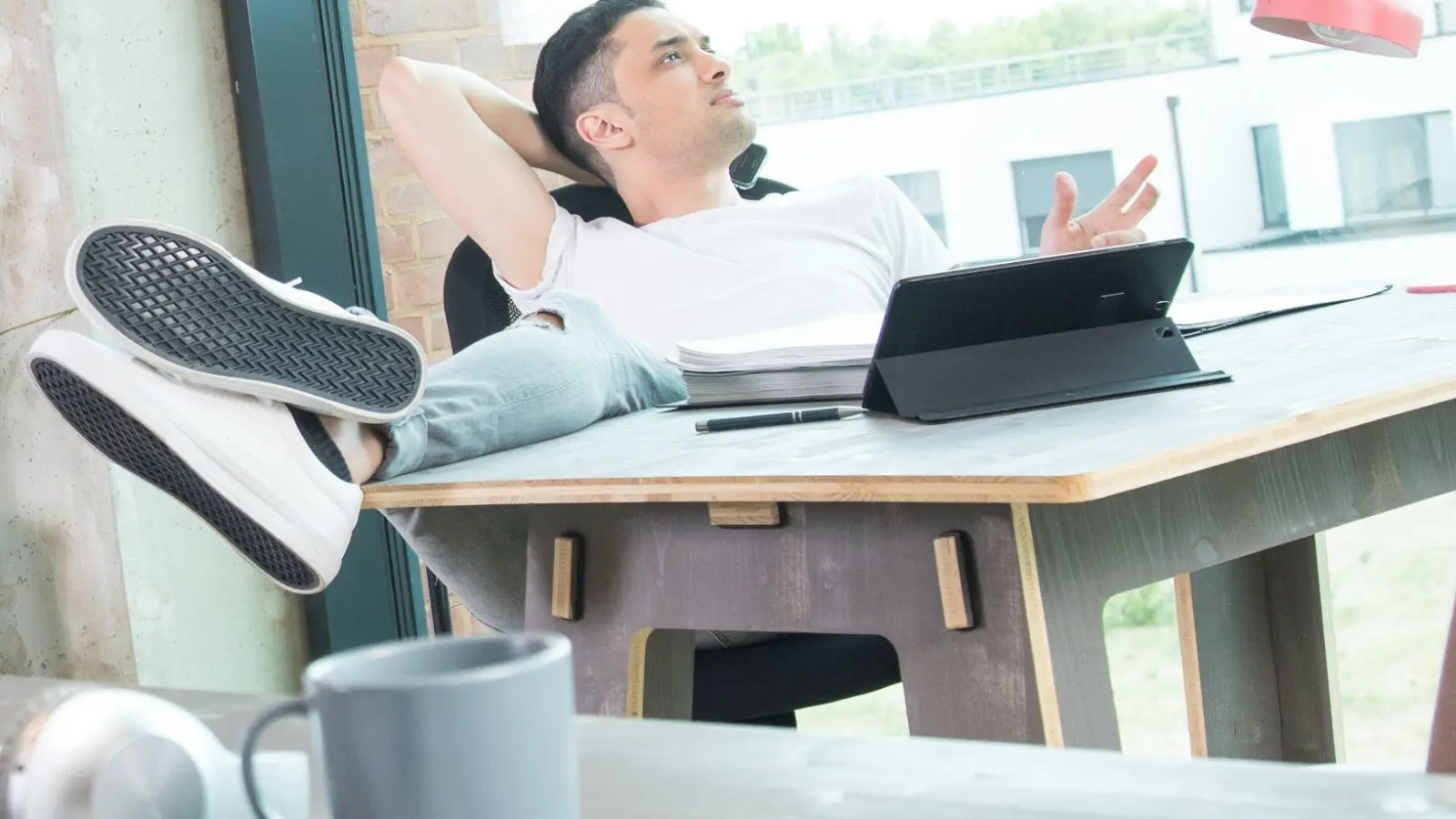 Mit kleinen Pausen zum Glück: Eine einfache Übung kann helfen, um im Alltag wieder zu sich selbst zu finden. (Foto: Christin Klose/dpa-tmn)