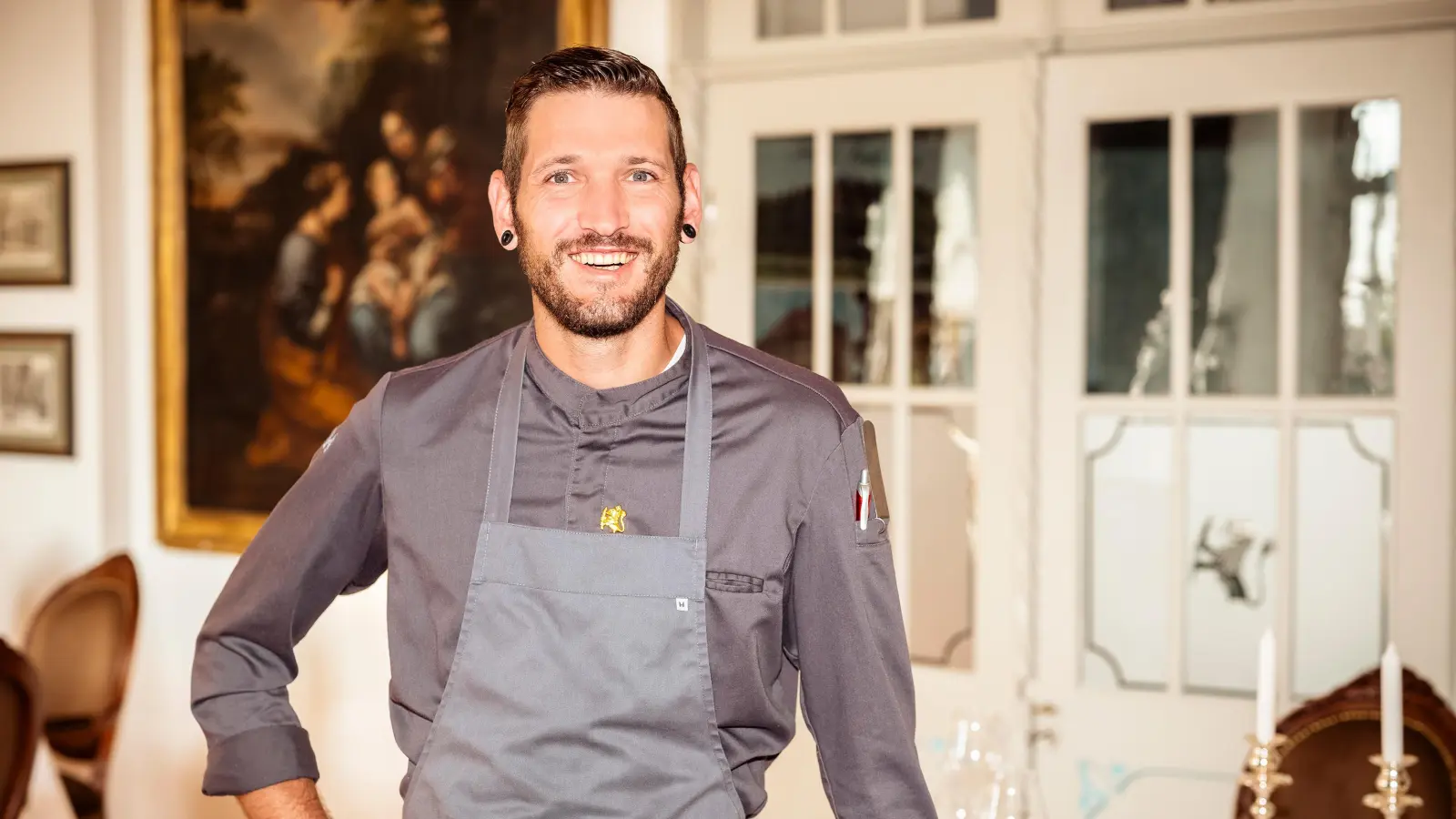 Spitzenkoch Steffen Szabo vom Restaurant „Le Frankenberg“ hat den begehrten Michelin-Stern errungen. Er darf diesen nun für ein Jahr am Gourmet-Lokal von Schloss Frankenberg anbringen. (Foto: Dominic Heidl)