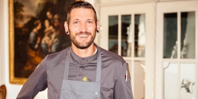 Spitzenkoch Steffen Szabo vom Restaurant „Le Frankenberg“ hat den begehrten Michelin-Stern errungen. Er darf diesen nun für ein Jahr am Gourmet-Lokal von Schloss Frankenberg anbringen. (Foto: Dominic Heidl)