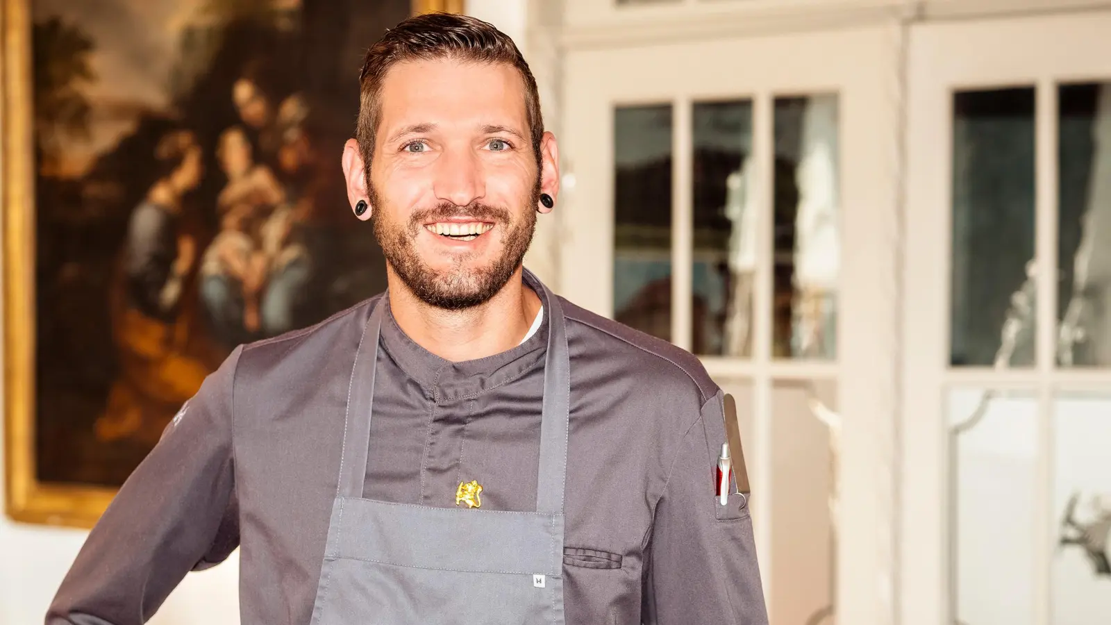 Spitzenkoch Steffen Szabo vom Restaurant „Le Frankenberg“ hat den begehrten Michelin-Stern errungen. Er darf diesen nun für ein Jahr am Gourmet-Lokal von Schloss Frankenberg anbringen. (Foto: Dominic Heidl)