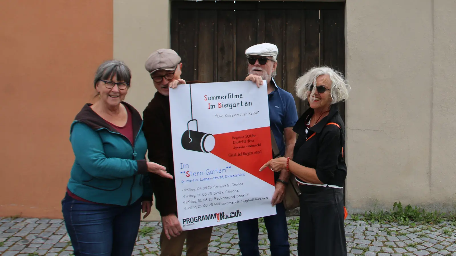 Anita Förster, Hilmar Braun, Detlev Böhm und Gudula Dreskes-Böhm (von links) freuen sich, wenn sich die Biergarten-Tür für den Kinosommer öffnet. (Foto: Martina Haas)