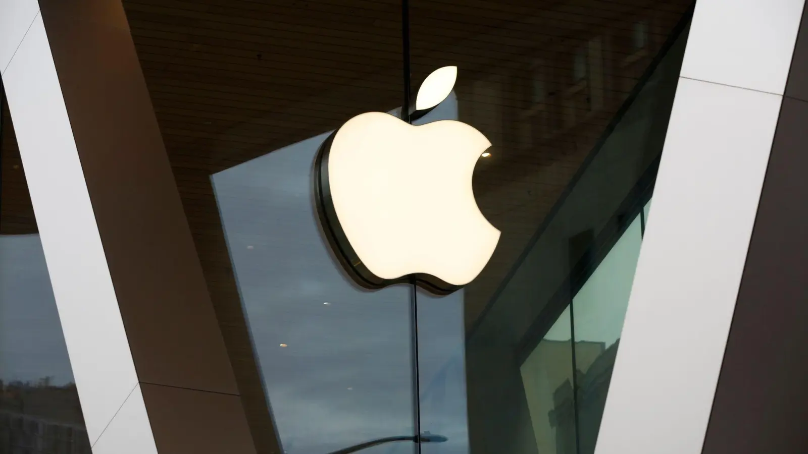 Ein Apple Store im New Yorker Stadtteil Brooklyn. Der Konzern steht an der Spitze der 100 wertvollsten börsennotierten Firmen der Welt. (Foto: Kathy Willens/AP/dpa)