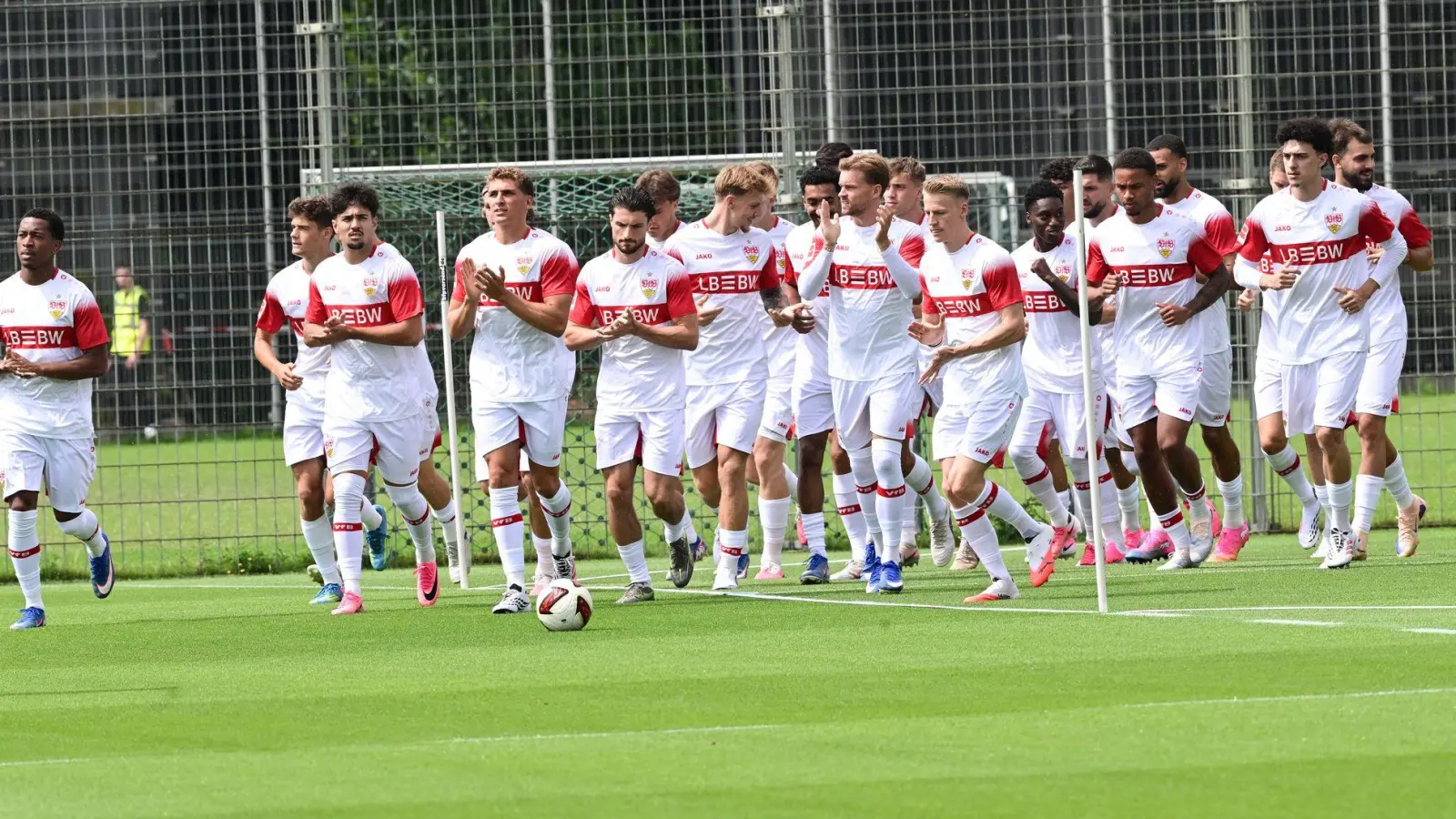 Der VfB Stuttgart ist vor 1.000 Zuschauern in die Saisonvorbereitung gestartet. (Foto: Bernd Weißbrod/dpa)