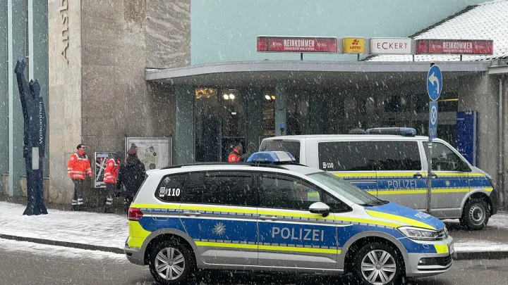 Der Ansbacher Bahnhof wurde am Sonnntagnachmittag von der Polizei wegen einer Sprengstoffsuche gesperrt. (Foto: Lara Hausleitner)