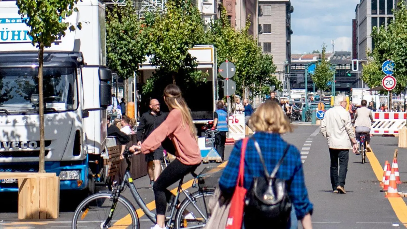 So nutzten Radfahrer und Fußgänger in Berlin die zeitweise autofreie Friedrichstraße. (Foto: Zacharie Scheurer/dpa-tmn/dpa)