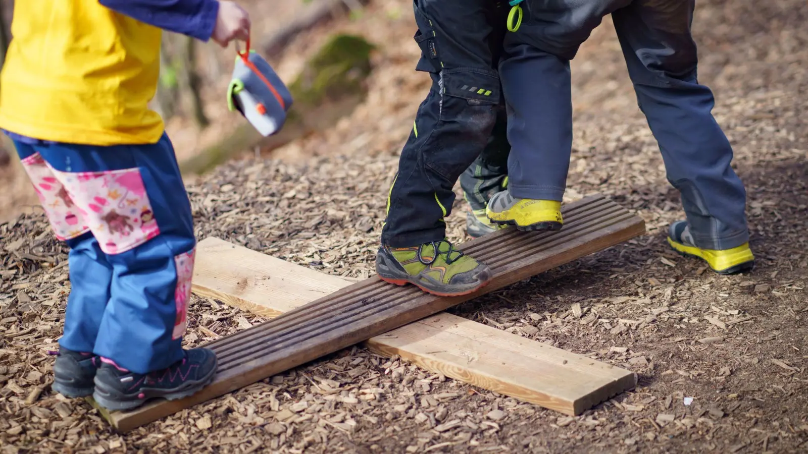 Im gemeinsamen Spiel mit anderen lernen Kinder, Regeln einzuhalten, Kompromisse auszuhandeln und Konflikte zu lösen.  (Foto: Frank Rumpenhorst/dpa)