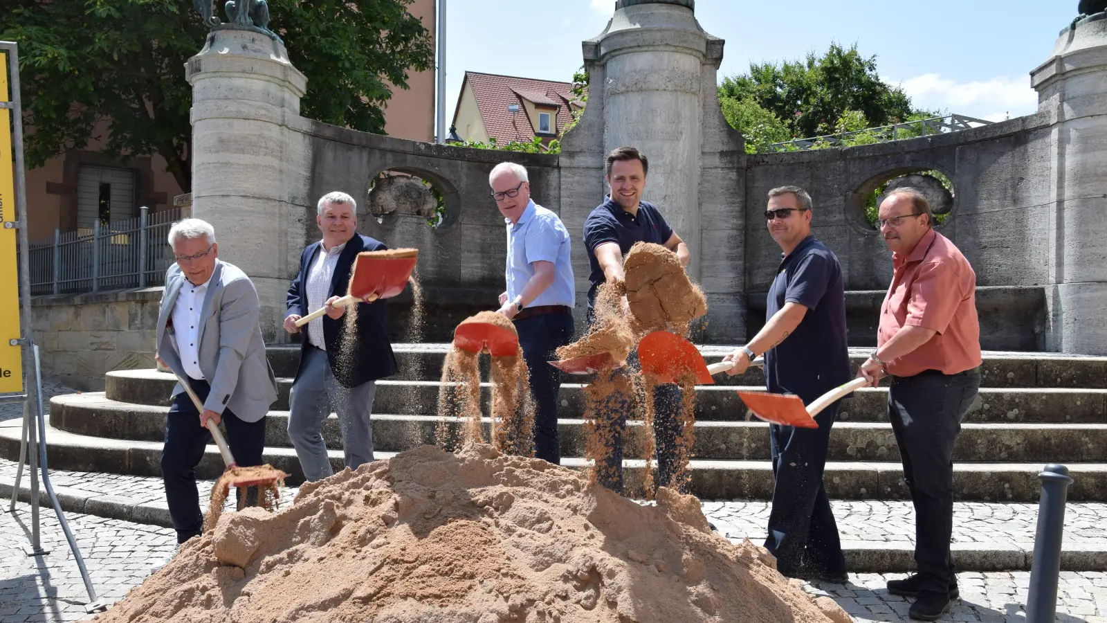 Mit dem symbolischen Spatenstich gaben die Verantwortlichen den Startschuss für die Sanierung der Heilsbronner Straße. (Foto: Florian Schwab)