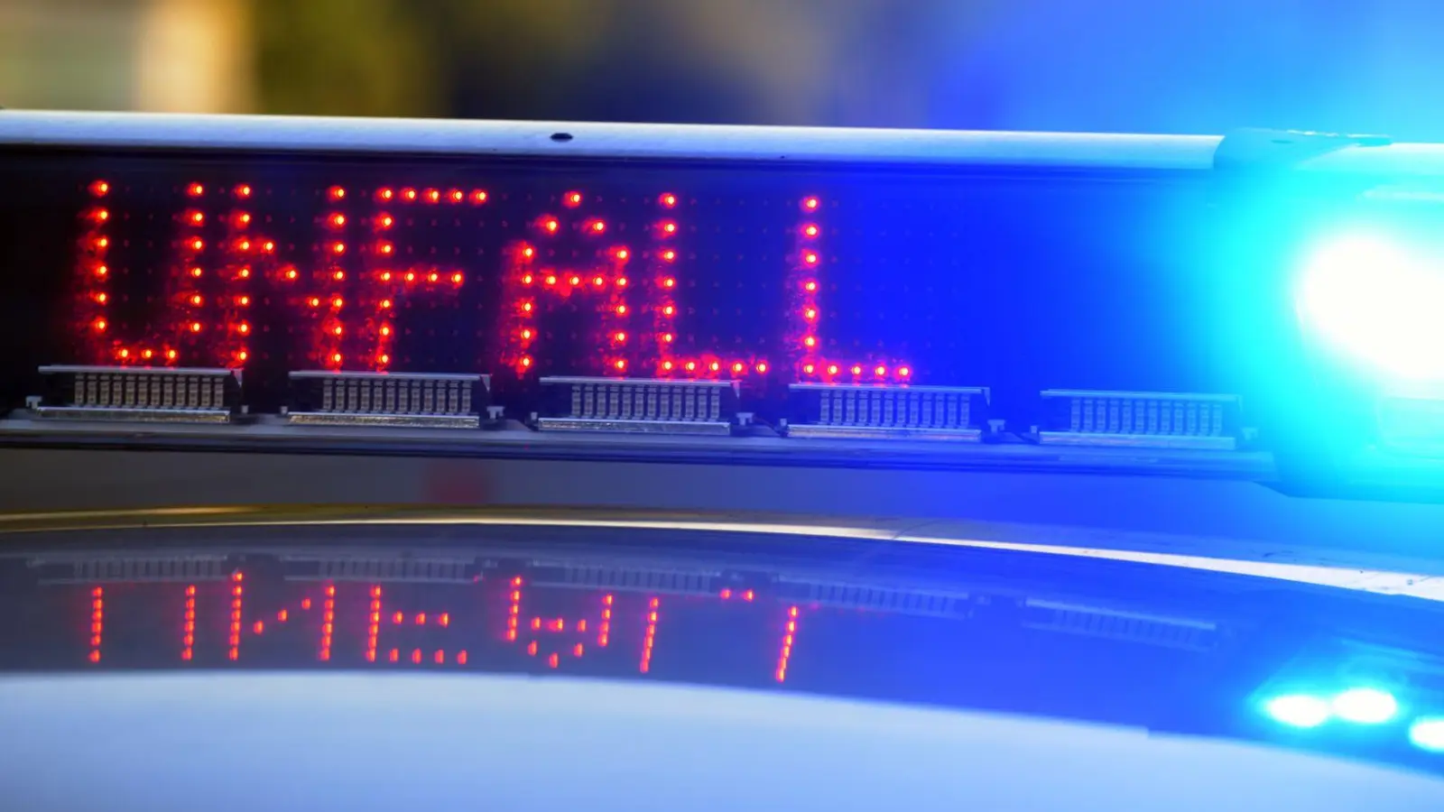 Der Mann verletzte sich bei dem Zusammenstoß mit dem Zug leicht. (Symbolbild) (Foto: Stefan Puchner/dpa)