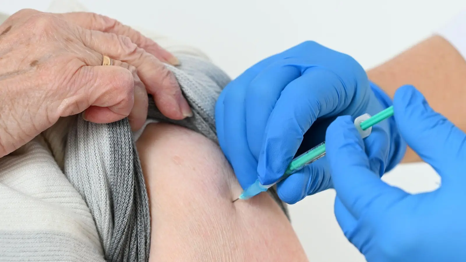 Ärzte empfehlen für Risikogruppen eine Impfung gegen Covid-19. (Foto: Uwe Zucchi/dpa)