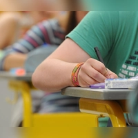Klassische Schulaufgaben bleiben der Standard - doch zusätzlich gibt es neue Prüfungsformate an Bayerns Schulen. (Symbolbild) (Foto: Armin Weigel/dpa)