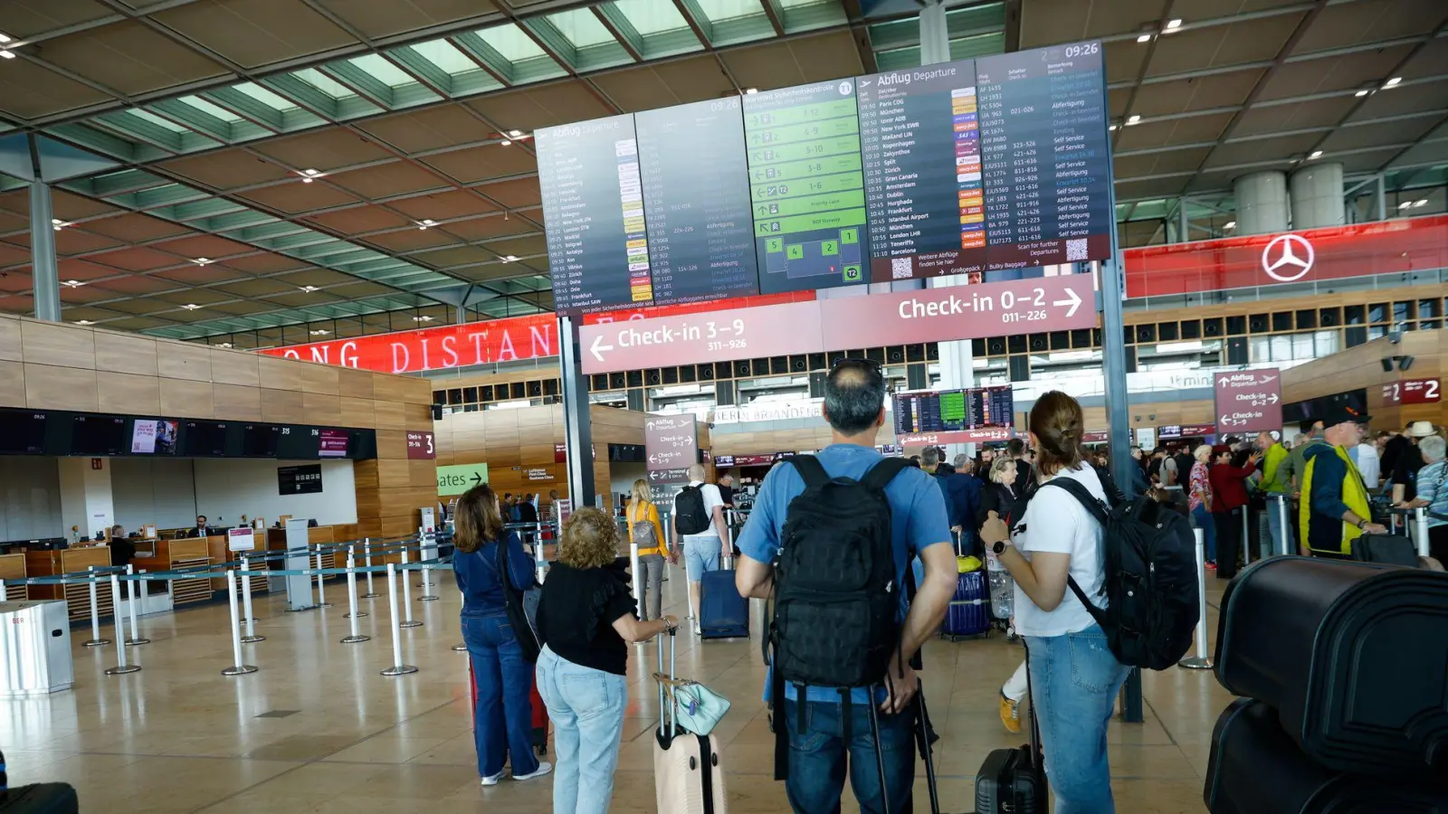 Passagiere müssen am Flughafen BER Geduld mitbringen. (Foto: Carsten Koall/dpa)
