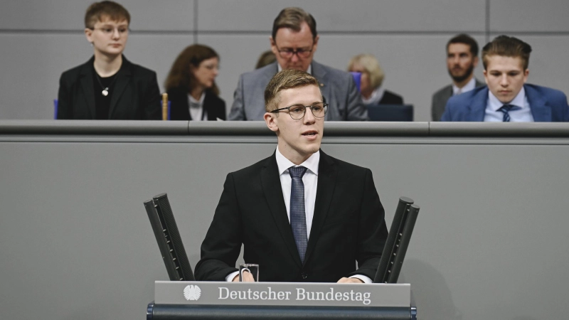 Unter der Sitzungsleitung von Bodo Ramelow (hinten Mitte) durfte Philipp Herud am letzten Tag des Planspiels eine Rede im Bundestag halten. (Foto: DBT/Stella von Saldern)