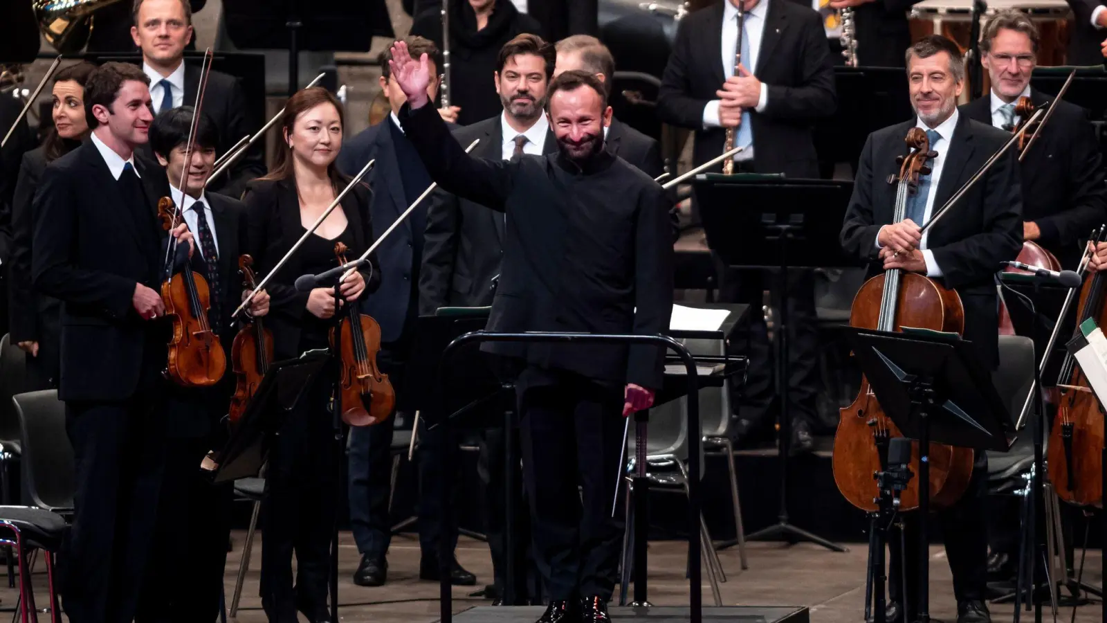 Chefdirigent Kirill Petrenko (m.) mit den Berliner Philharmonikern 2021 in der Waldbühne in Berlin. (Foto: Fabian Sommer/dpa)
