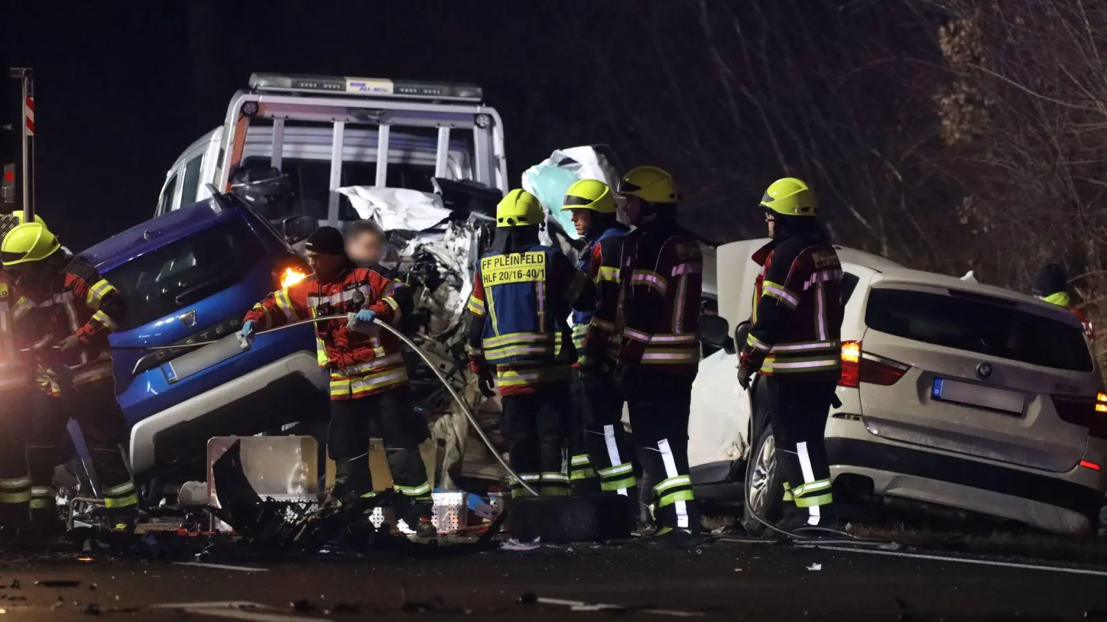 Auf der Bundesstraße 2 in Mittelfranken gab es einen schweren Verkehrsunfall. (Foto: Felix Besold/NEWS5/dpa)