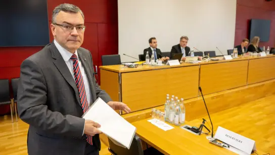 Florian Herrmann, bayerischer Staatskanzleichef, nimmt als Zeuge im bayerischen Landtag an der Sitzung des Masken-Untersuchungsausschusses teil. (Foto: Peter Kneffel/dpa/Archivbild)
