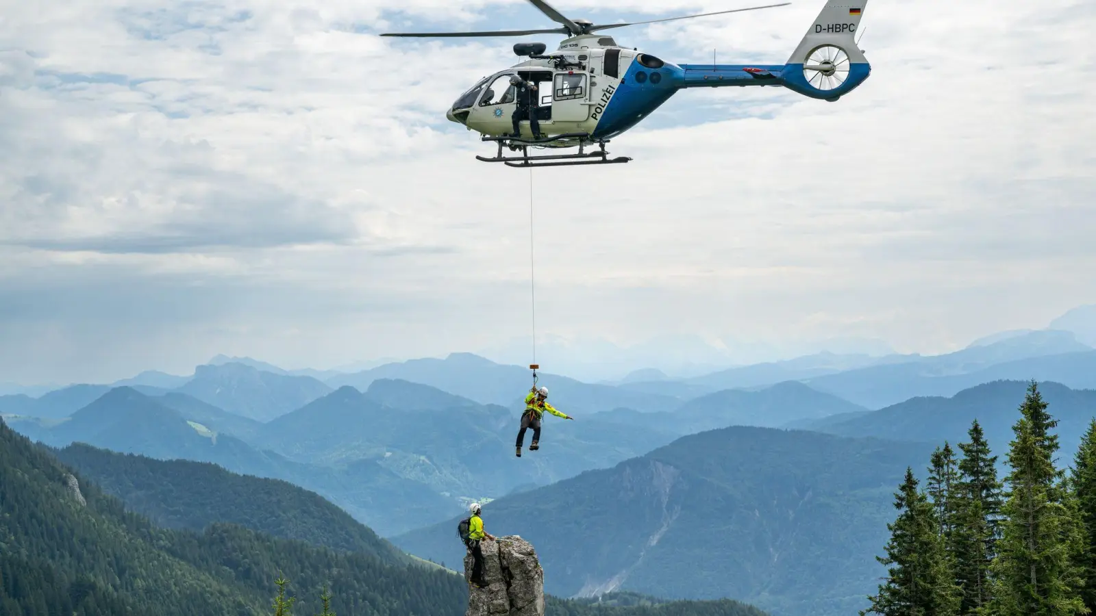 Der Junge wurde mit einer Winde in den Hubschrauber geholt. (Symbolbild) (Foto: Peter Kneffel/dpa)