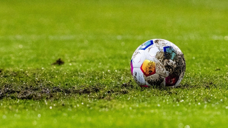 Nachdem ein Spieler einen Gegner auf dem Fußballplatz zusammengeschlagen hatte, entschuldigte sich der 1. FC Heilsbronn beim TSV Flachslanden mehrfach. (Symbolbild: David Inderlied/dpa)