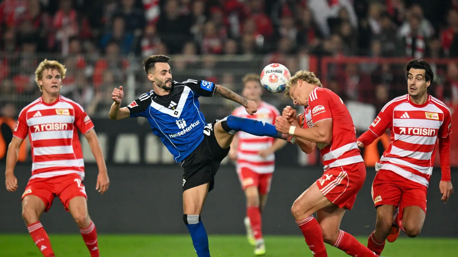 Dieser Tritt hat für HSV-Profi Vieira Folgen.  (Foto: Soeren Stache/dpa)