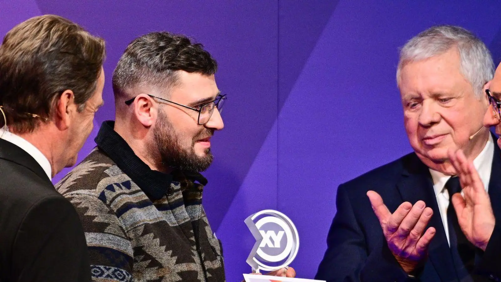 Thomas Köpplin (zweiter von links) aus Schweinfurt wurde geehrt.  (Foto: Sebastian Christoph Gollnow/dpa)