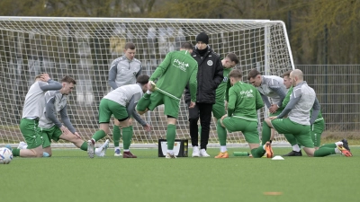 Trainer Christoph Hasselmeier (mit Mütze) lässt seine Truppe gegen einen Landesligisten und einen Bayernligisten antreten. (Foto: Martin Rügner)