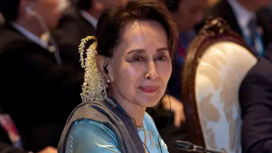 Myanmars Ex-Regierungschefin Aung San Suu Kyi. (Foto: Gemunu Amarasinghe/AP/dpa)