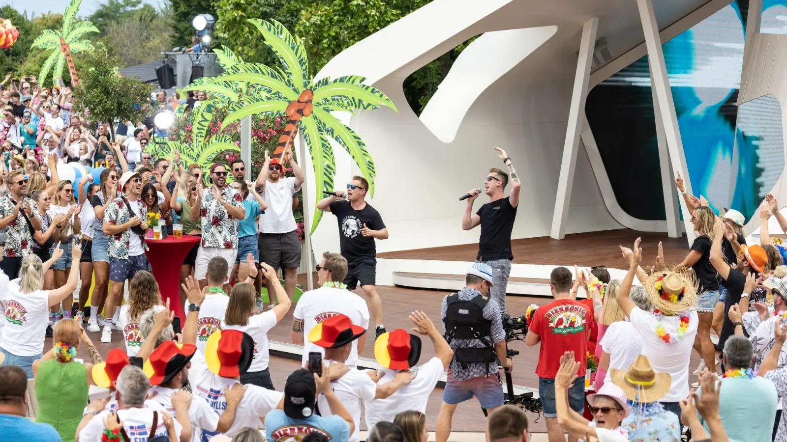 Der „Fernsehgarten“ feiert auch gerne Motto-Partys - etwa „Mallorca vs. Oktoberfest“. (Archivbild) (Foto: Hannes P. Albert/dpa)