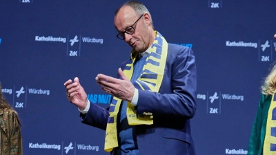 Der Bundeskanzler stellte sich kritischen Fragen von jungen Leuten. (Foto: Matthias Schrader/AP Pool/dpa)
