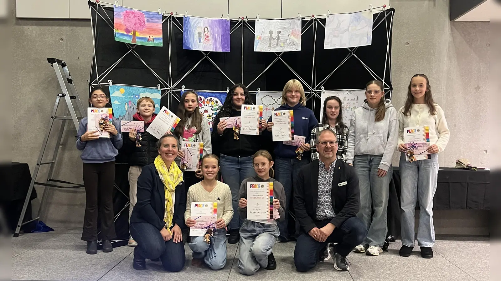 Die Jugendlichen freuten sich über ihre Preise. Unser Foto zeigt sie zusammen mit Lions-Präsident Stefan Alber und Rebekka Hourticolon, Beauftragte für den Wettbewerb. (Foto: Lions Club/Marc Hourticolon)