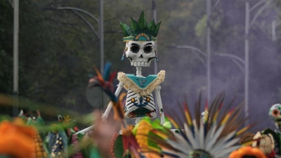 Mehr als 8.000 Darsteller zogen durch die Straßen. (Foto: Claudia Rosel/AP/dpa)