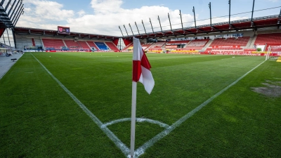 Fußball-Drittligist Jahn Regensburg hat einen neuen Sportdirektor. (Archivfoto) (Foto: Armin Weigel/dpa)