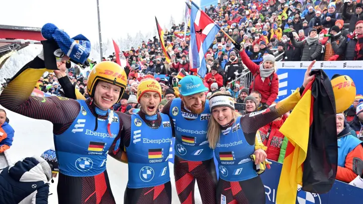 Toni Eggert (l-r), Sascha Benecken, Max Langenhan und Anna Berreiter holten in Oberhof Gold im Team. (Foto: Martin Schutt/dpa)