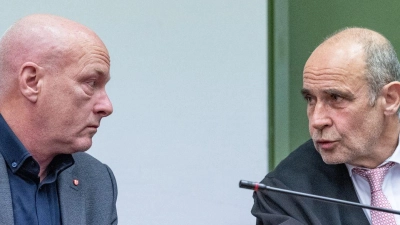 Prozess in München: Joachim Wolbergs (l), früherer Oberbürgermeister von Regensburg, sitzt im Verhandlungssaal des Landgerichts neben seinem Verteidiger Peter Witting. Es geht um Parteispenden im Kommunalwahlkampf 2014. (Archivbild) (Foto: Armin Weigel/dpa)