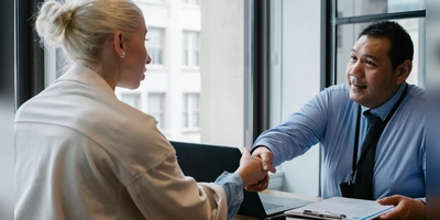 Gerade Berufseinsteiger sind vor dem ersten Vorstellungsgespräch oftmals sehr nervös. Eine umfassende Vorbereitung kann zur Selbstsicherheit beitragen und hinterlässt gleichzeitig einen guten ersten Eindruck beim Arbeitgeber. (Foto: Pexels)