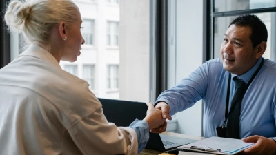 Gerade Berufseinsteiger sind vor dem ersten Vorstellungsgespräch oftmals sehr nervös. Eine umfassende Vorbereitung kann zur Selbstsicherheit beitragen und hinterlässt gleichzeitig einen guten ersten Eindruck beim Arbeitgeber. (Foto: Pexels)