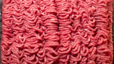 Hygiene entscheidet: Ob das Hack vor Ort oder zentral hergestellt wurde, ist weniger wichtig als die Einhaltung der Hygienevorschriften. (Foto: Daniel Karmann/dpa)