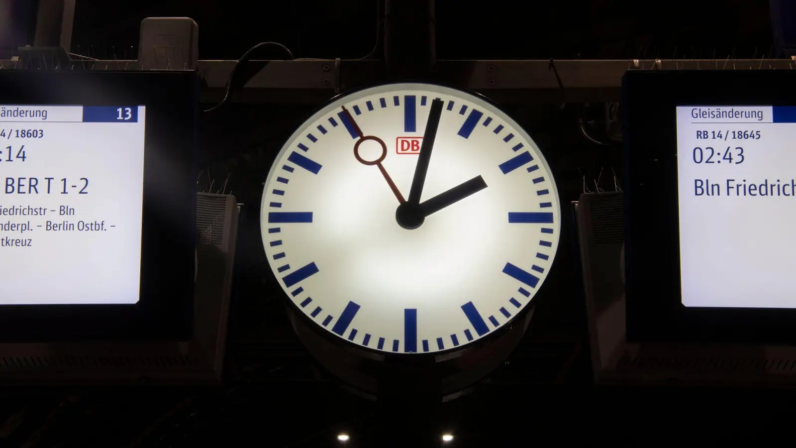 Die Uhr auf einem Gleis im Berliner Hauptbahnhof zeigt zwei Minuten nach 2 Uhr in der Früh. (Foto: Paul Zinken/dpa)