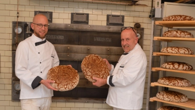 Lukas und Hermann Arndt (rechts) haben den Bundesehrenpreis des Deutschen Bäckerhandwerks erhalten. Berühmt ist die Burghaslacher Bäckerei vor allem auch für ihr hervorragendes Brot. (Foto: Johannes Zimmermann)