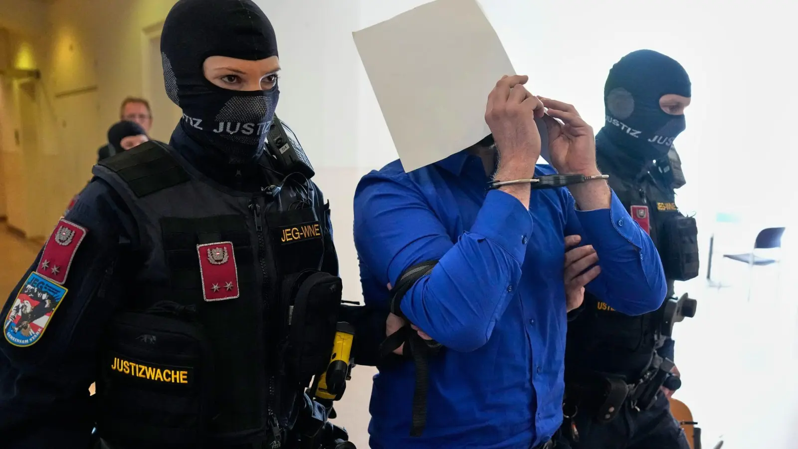 Der Hauptangeklagte im Prozess um die abgesagten Taylor-Swift-Konzerte in Wien hat Anschlagspläne gestanden.  (Foto: Matthias Schrader/AP/dpa)