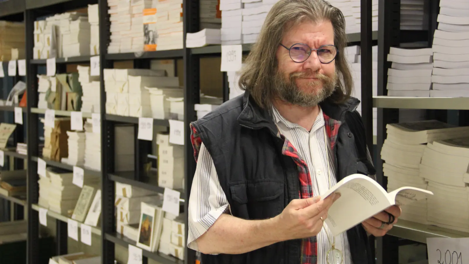 Jochen Ehnes ist Ausschussmitglied und organisiert den Buchverkauf. (Foto: Pauline Held)