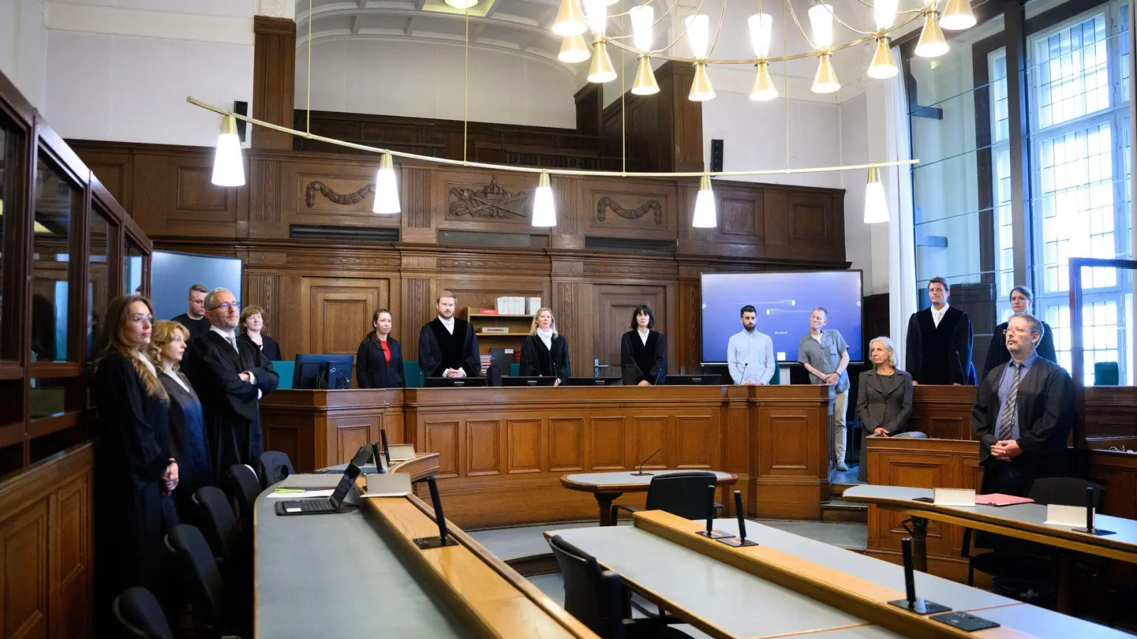 Die Prozessbeteiligten im Gerichtssaal 700 des Kriminalgerichts Moabit.  (Foto: Bernd von Jutrczenka/dpa)