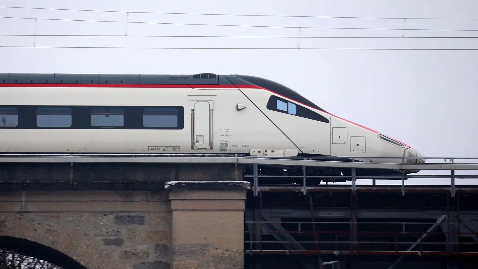 Auch die Eurocity-Express-Züge in Richtung Zürich sind von den Problemen betroffen. (Archivbild) (Foto: Karl-Josef Hildenbrand/dpa)