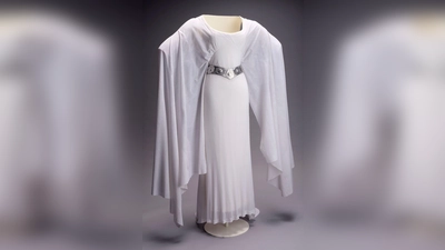 Die weiße Robe von Prinzessin Leia galt lange als verschollen. (Foto: PropstoreAuction/dpa)