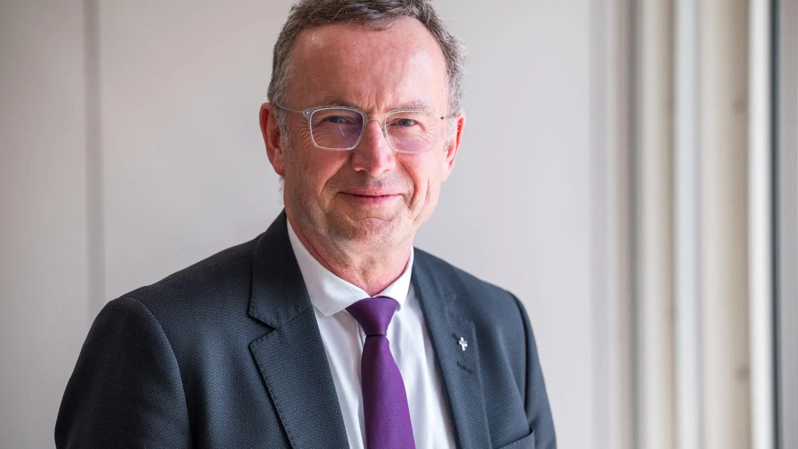 Der Landesbischof wendet sich per Post an Jugendliche in Bayern, die einen Fragebogen zum Wehrdienst von der Bundeswehr bekommen. (Archivbild) (Foto: Daniel Vogl/dpa)