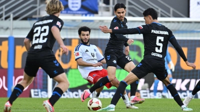 Umkämpftes Spiel mit knappem Sieger: Paderborn bezwingt den HSV. (Foto: Swen Pförtner/dpa)