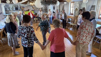 Kursleiterin Christa Wagner (Mitte, im Kreis) demonstriert den Teilnehmerinnen, welche Schritte nun folgen. Die Seniorentanzkreise endeten nun mit einem Abschiedsfest. (Foto: Sylvia Fehlinger)