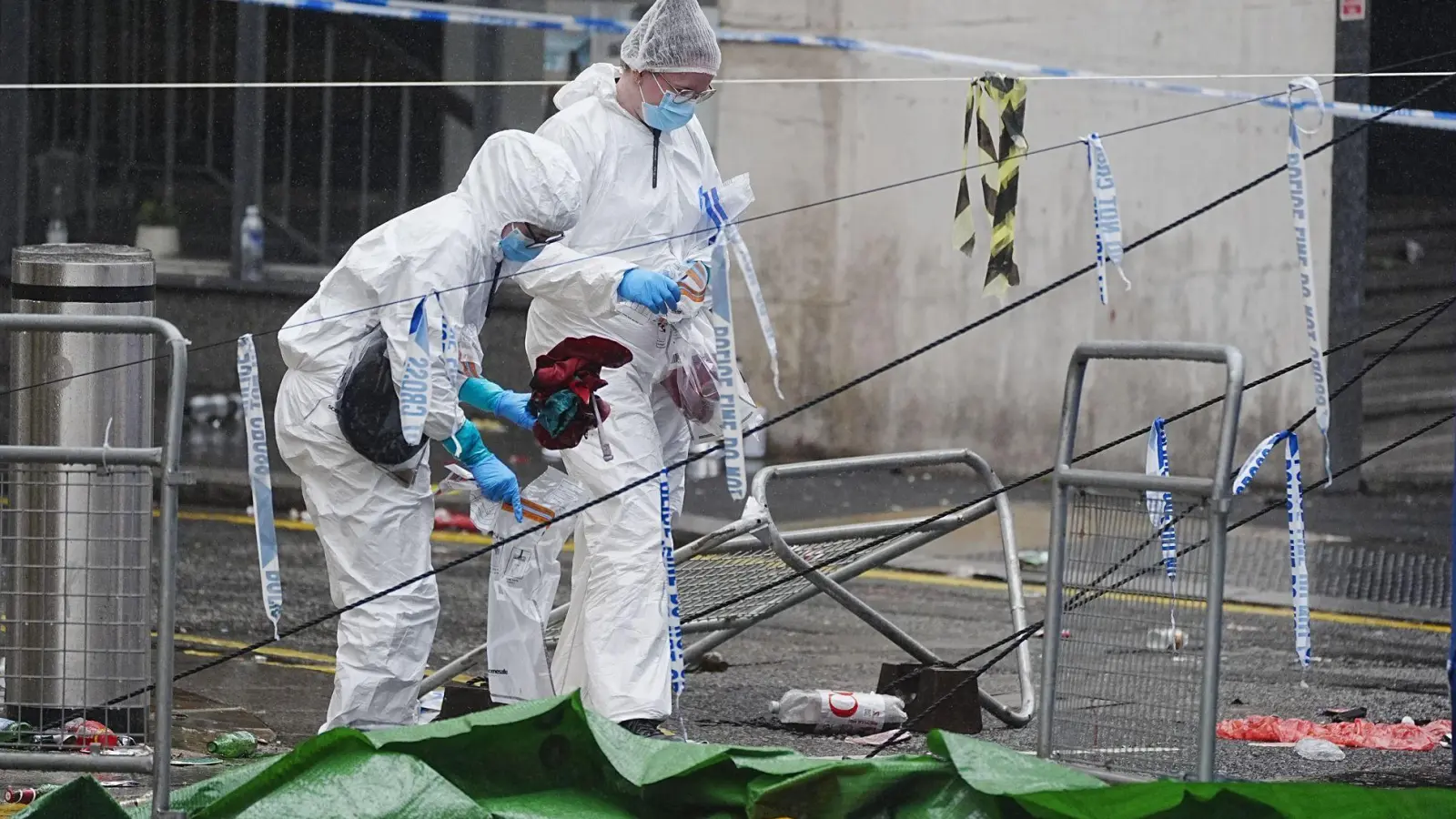 Die Spurensicherung am Tatort.  (Foto: Peter Byrne/PA Wire/dpa)