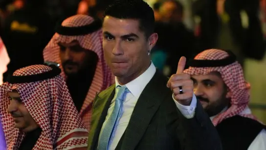 Superstar Cristiano Ronaldo wurde bei seinem neuen Club vorgestellt. (Foto: Amr Nabil/AP/dpa)