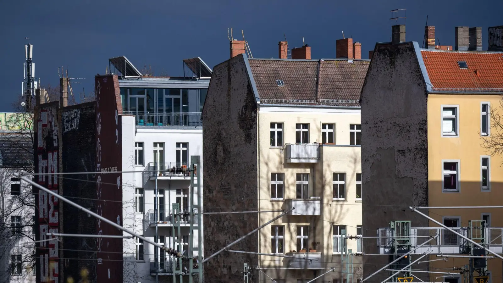 Die Angebotspreise für Mehrfamilienhäuser der schlechtesten Energieklassen G und H liegen derzeit im Schnitt rund 28 Prozent unter denen der besten Energieklassen A sowie A+. (Foto: Monika Skolimowska/dpa)