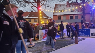 In schneller Folge wurden die Eisstöcke geschoben und immer wieder ließ sich Moderator Bernd Meidel mit einem lang gezogenen „Zwööölf”, der Höchstpunktzahl, vernehmen.  (Foto: Ulli Ganter)