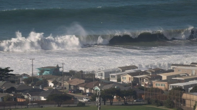 Riesige Wellen an der Küste von Pacifica nahe San Francisco. (Foto: Li Jianguo/XinHua/dpa)